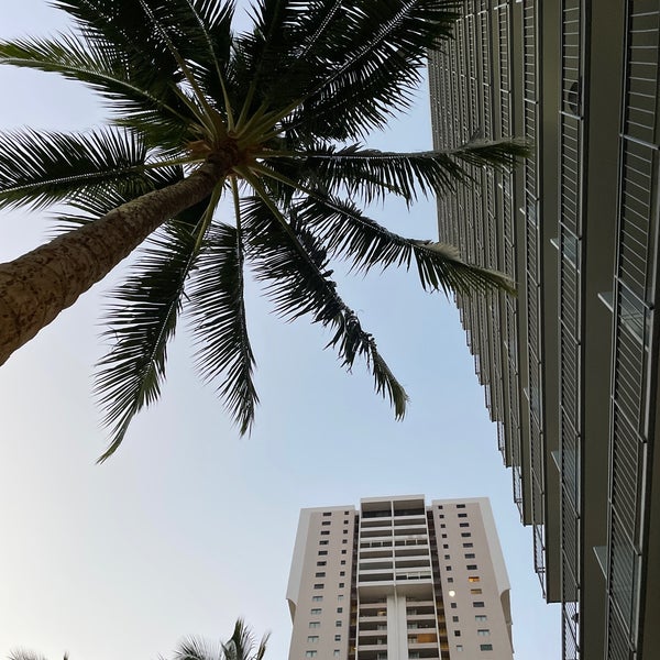Снимок сделан в Courtyard by Marriott Waikiki Beach пользователем Yolanda C. 8/3/2022