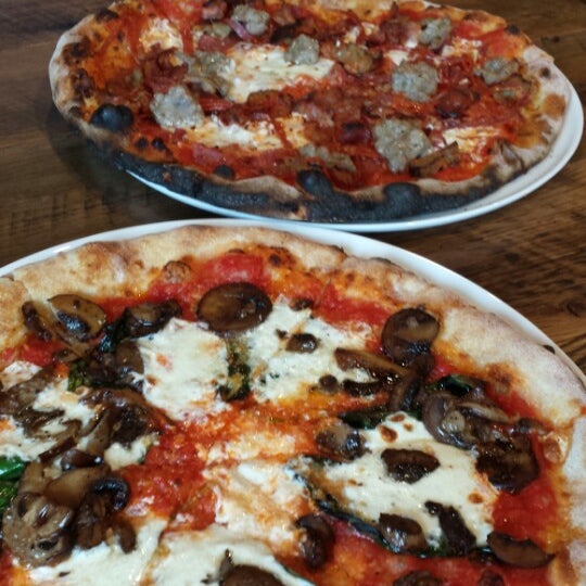 12/8/2013 tarihinde Erin M.ziyaretçi tarafından Pizza Cucinova'de çekilen fotoğraf