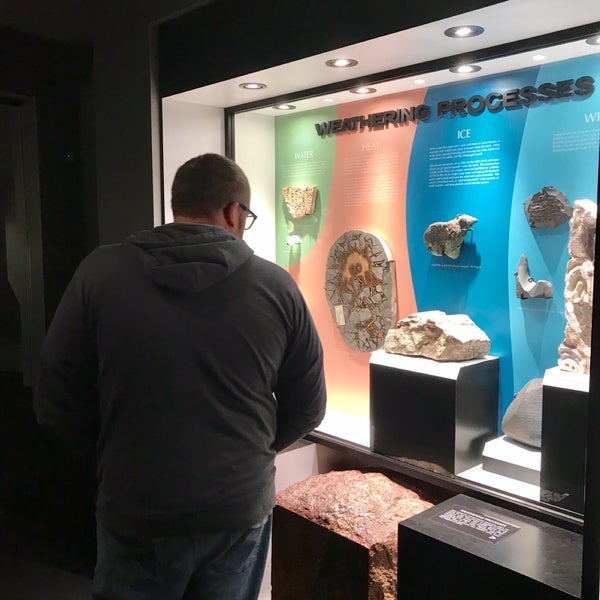 Foto diambil di Carnegie Museum of Natural History oleh Jenna Z. pada 10/13/2018