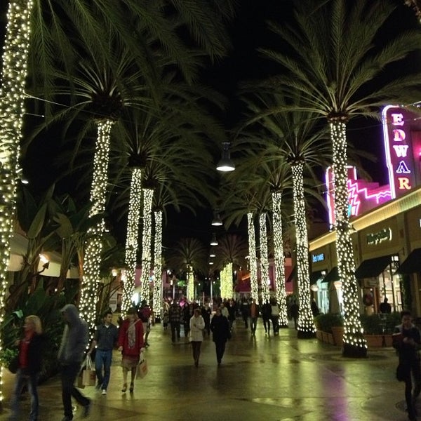 Das Foto wurde bei Laguna Hills Mall von E  O. am 2/14/2013 aufgenommen