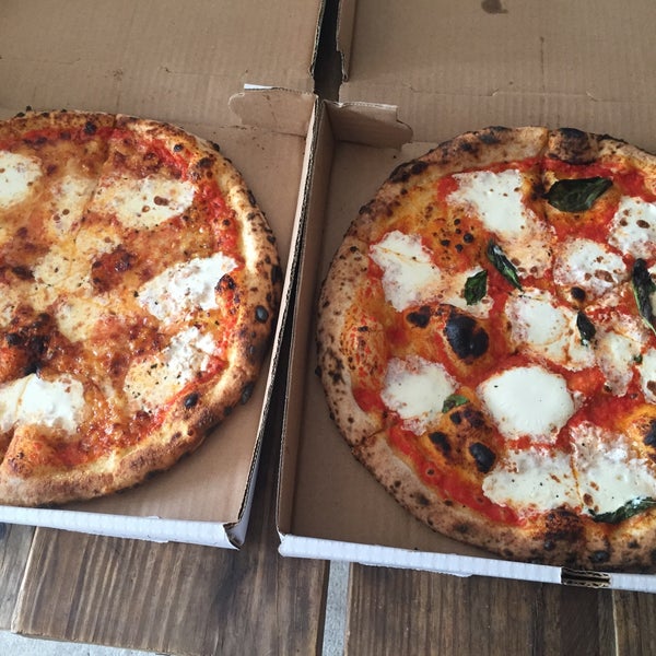 Foto tirada no(a) Roberta&#39;s Pizza por Richard F. em 8/8/2015
