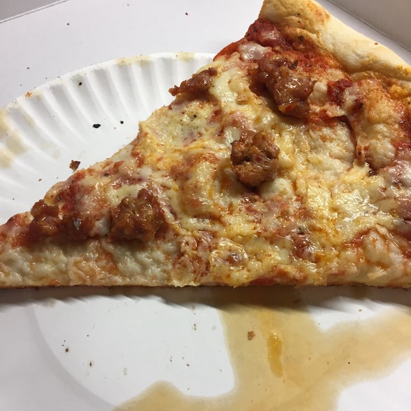 Foto diambil di 2 Bros. Pizza oleh Fábio O. pada 12/3/2017