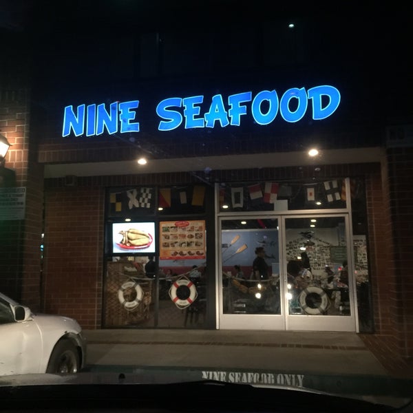 Снимок сделан в Nine Seafood Restaurant пользователем Rich M. 5/20/2017