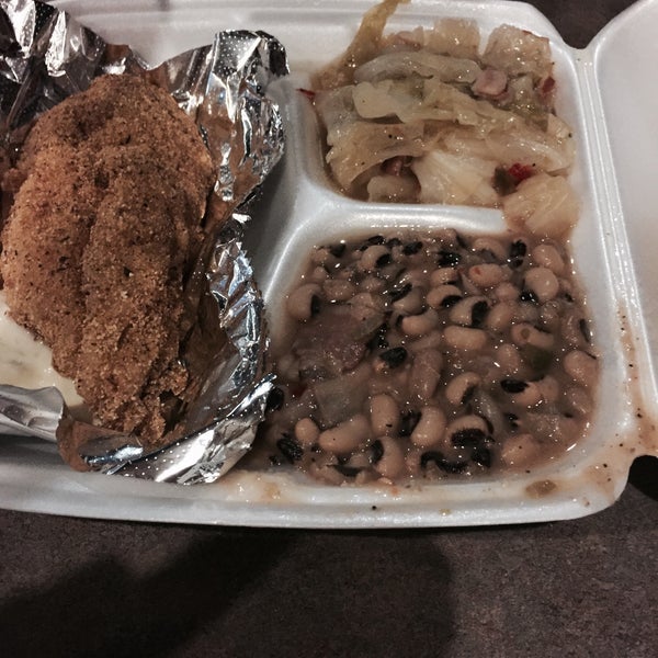 Foto scattata a Esther&#39;s Cajun Cafe &amp; Soul Food da Elizabet il 1/2/2015
