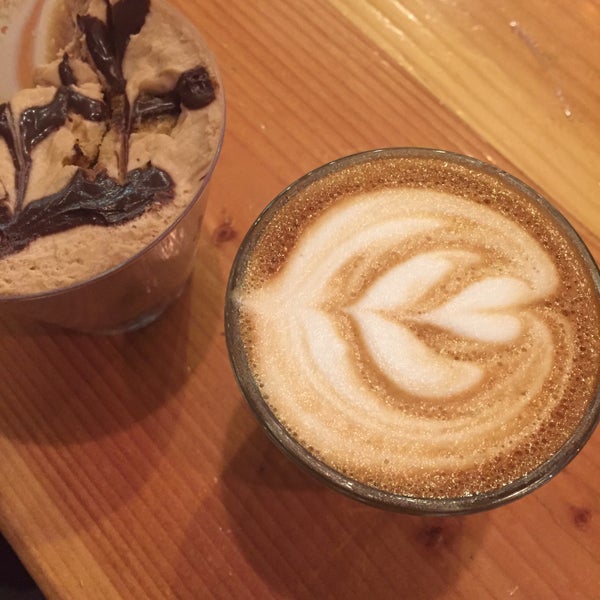รูปภาพถ่ายที่ The MadHouse Coffee โดย erica เมื่อ 11/20/2015
