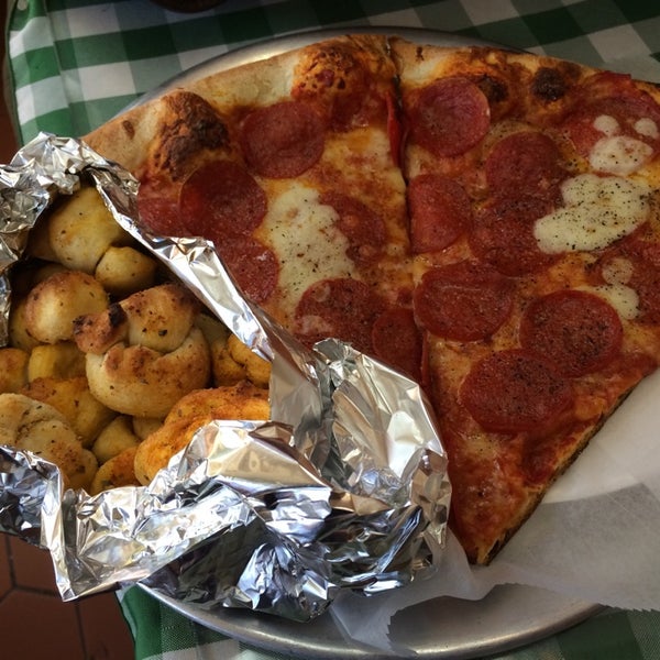 11/2/2014 tarihinde Emily L.ziyaretçi tarafından John &amp; Joe&#39;s Pizzeria'de çekilen fotoğraf
