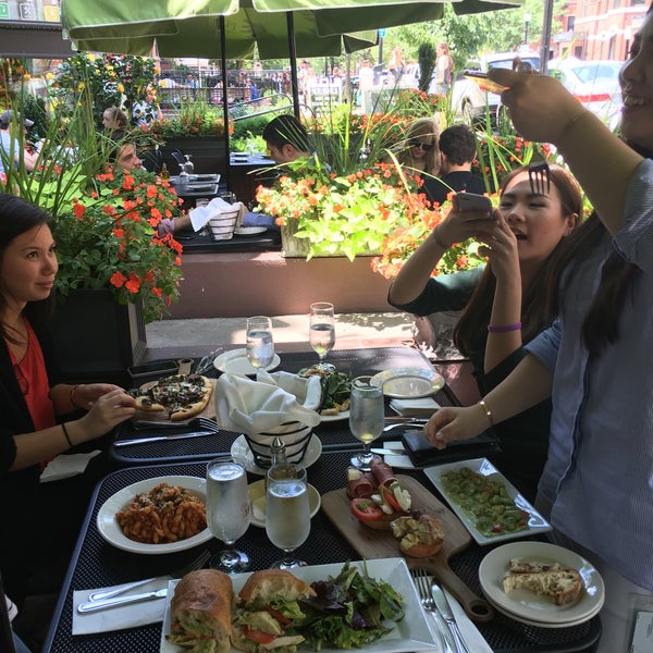 7/15/2016 tarihinde Tina C.ziyaretçi tarafından Piattini Wine Cafe'de çekilen fotoğraf