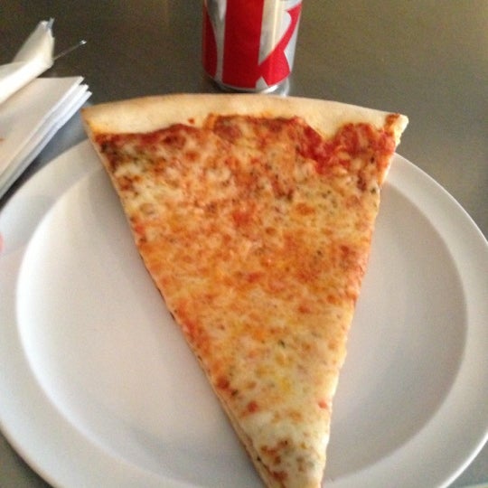 รูปภาพถ่ายที่ Renaldi&#39;s Pizza โดย Chris V. เมื่อ 2/2/2013