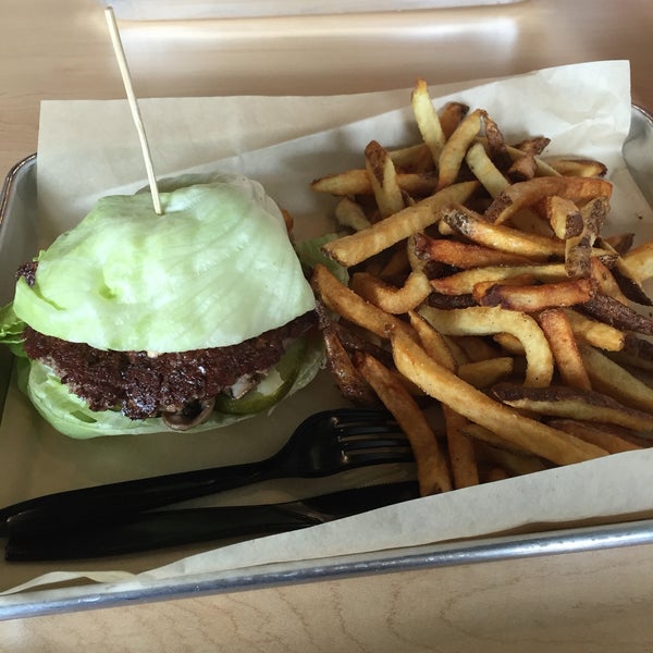 5/17/2016에 Yng L.님이 MOOYAH Burgers, Fries &amp; Shakes에서 찍은 사진
