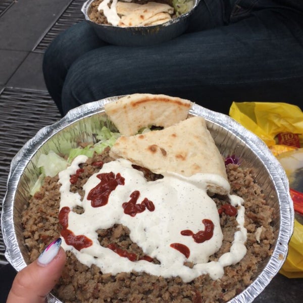 Photo taken at The Halal Guys by Yng L. on 5/23/2017