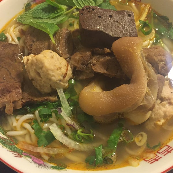 Foto tirada no(a) Hue Oi - Vietnamese Cuisine por Yng L. em 1/18/2016