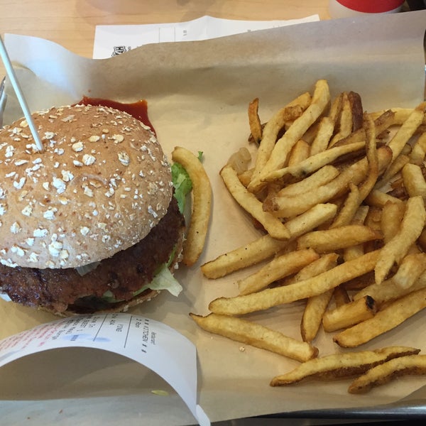 Foto tirada no(a) MOOYAH Burgers, Fries &amp; Shakes por Yng L. em 11/6/2015