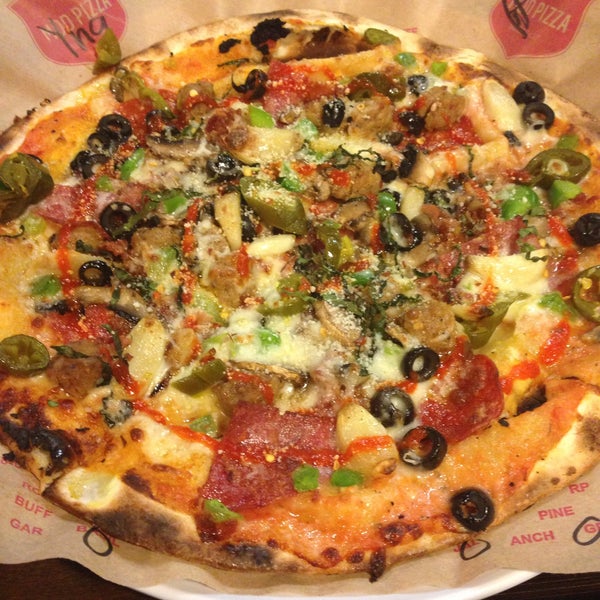 Photo taken at Mod Pizza by Yng L. on 12/24/2014