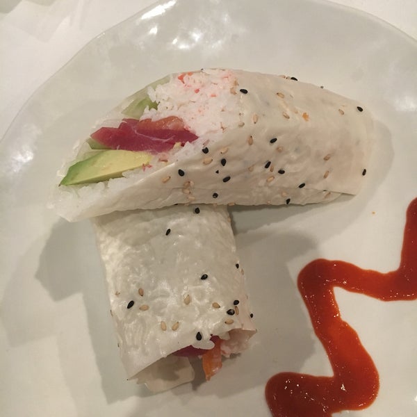 Снимок сделан в Maizuru Sushi Bar &amp; Japanese Restaurant пользователем Yng L. 4/28/2017