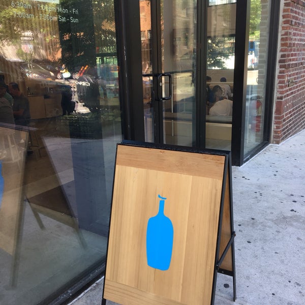 Photo taken at Blue Bottle Coffee by 理央 周. on 6/11/2018