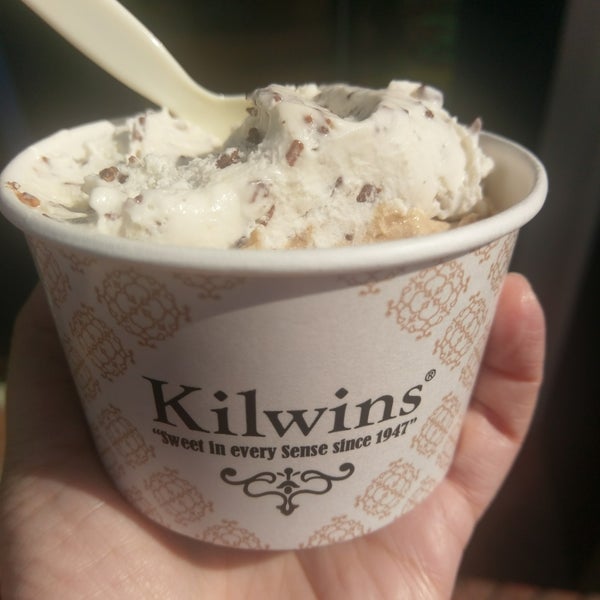 รูปภาพถ่ายที่ Kilwins Chocolates &amp; Ice Cream โดย Jackie เมื่อ 4/8/2018