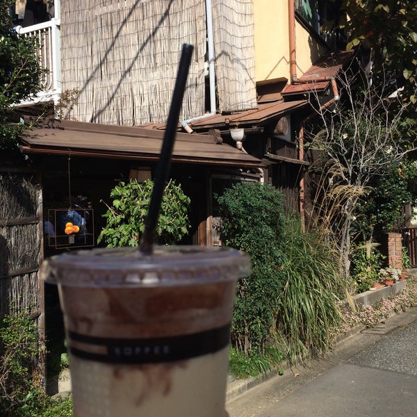 Photo taken at Omotesando Koffee by HandsWorks가죽공방 on 11/16/2015
