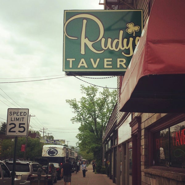 Foto tirada no(a) Rudy&#39;s Tavern por Kelly Q. em 5/21/2014