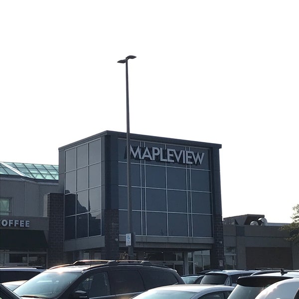 รูปภาพถ่ายที่ Mapleview Shopping Centre โดย Shane K. เมื่อ 8/23/2018