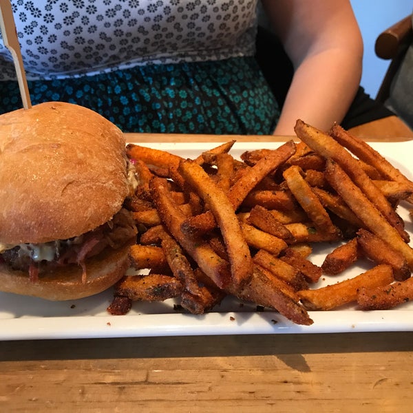 4/2/2017 tarihinde Shane K.ziyaretçi tarafından Barque Smokehouse'de çekilen fotoğraf