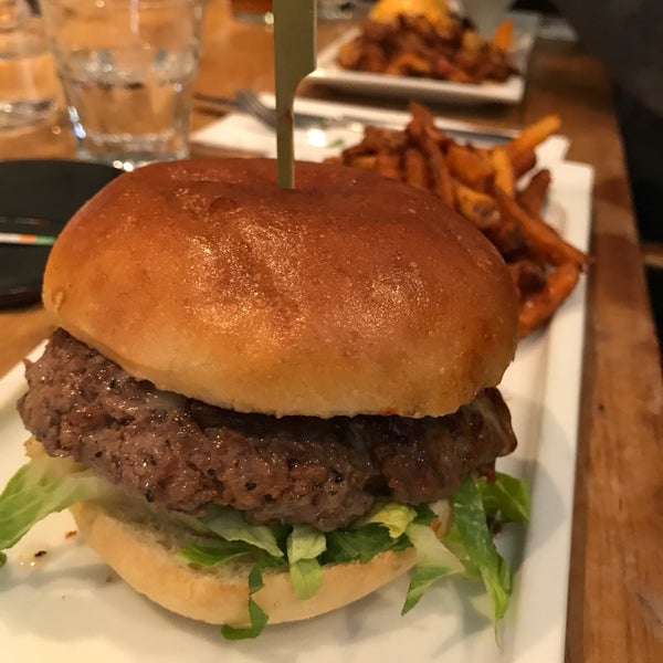 4/2/2017 tarihinde Shane K.ziyaretçi tarafından Barque Smokehouse'de çekilen fotoğraf