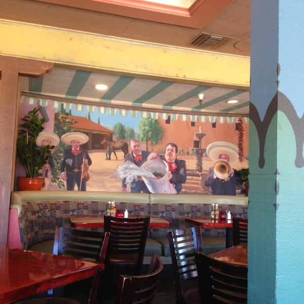 1/16/2013 tarihinde Paulette O.ziyaretçi tarafından Los Gringos Locos'de çekilen fotoğraf