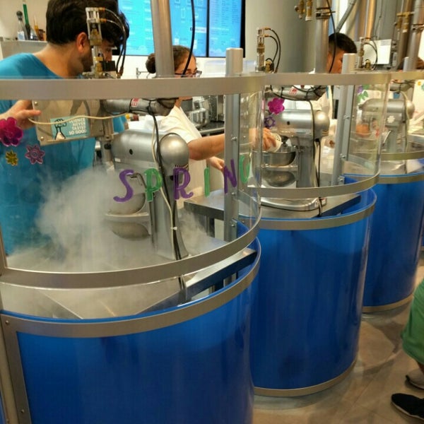 3/20/2016 tarihinde Armando S.ziyaretçi tarafından Brain Freeze Nitrogen Ice Cream &amp; Yogurt Lab'de çekilen fotoğraf