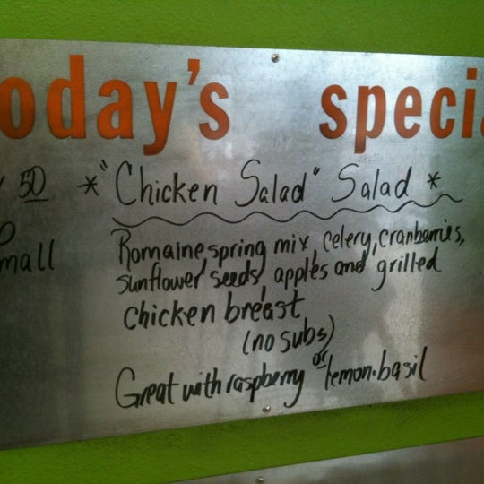 Das Foto wurde bei Fourleaf Chopped Salads von Kimbirly O. am 12/6/2012 aufgenommen