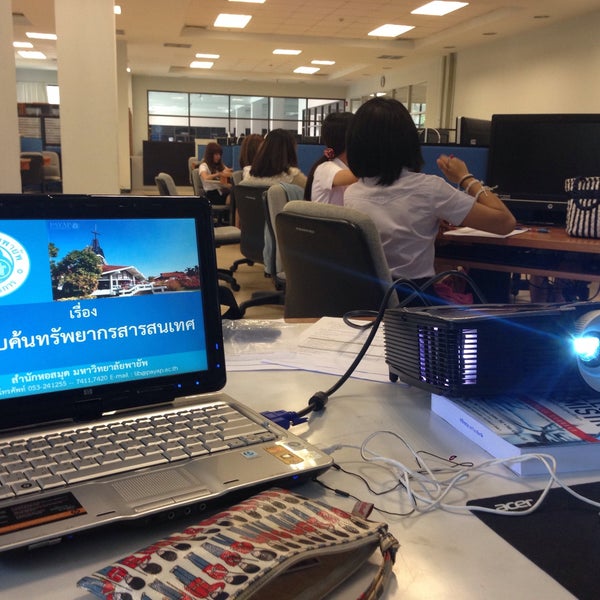 Interactive classroom. Интерактивный проектор для школы. Современный класс с учениками. Современные интерактивные доски. Интерактивная доска.