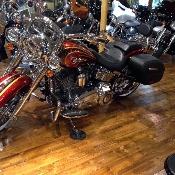 Das Foto wurde bei Dudley Perkins Co. Harley-Davidson von Fay M. am 12/6/2013 aufgenommen