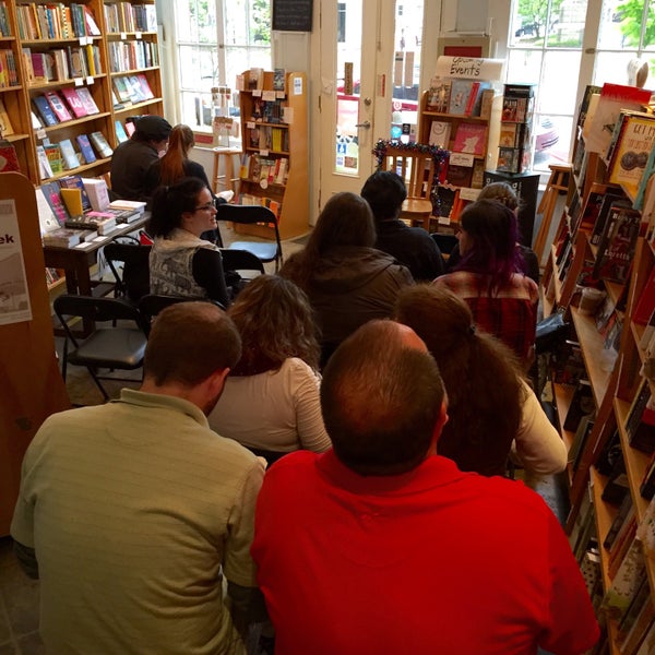 รูปภาพถ่ายที่ Avid Bookshop โดย R W. เมื่อ 4/16/2015