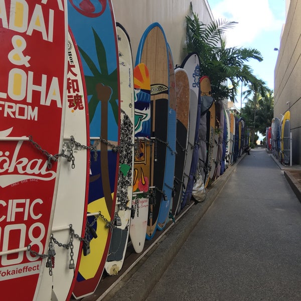 Foto tirada no(a) Waikiki Beach Walk por Danuzio P. em 11/25/2017