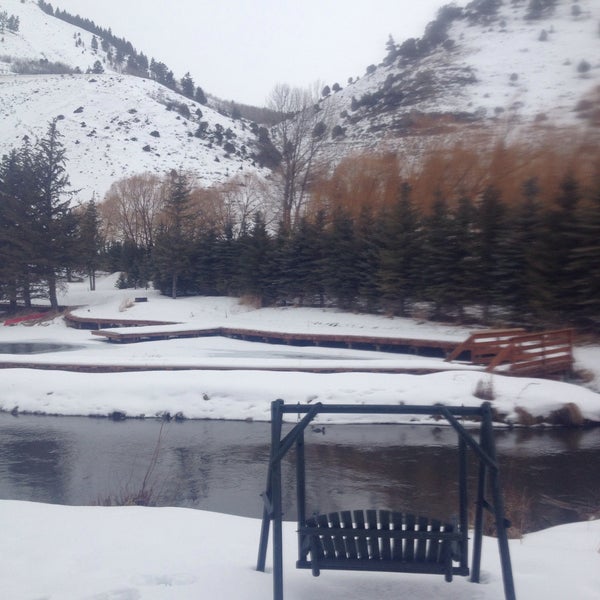 รูปภาพถ่ายที่ Rustic Inn Creekside Resort &amp; Spa at Jackson Hole โดย Rose C. เมื่อ 1/18/2015