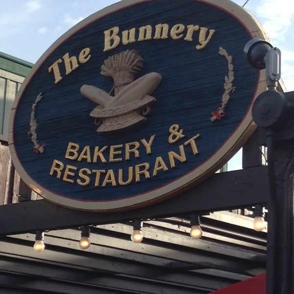 Foto tomada en The Bunnery Bakery &amp; Restaurant  por Rose C. el 10/9/2013