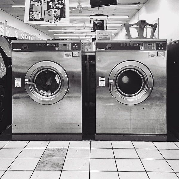 Foto diambil di Wash &amp; Spin Coin Laundry oleh Leon F. pada 4/28/2015