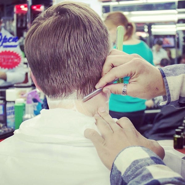 2/13/2014にUri I.がPremium Barber Shopで撮った写真