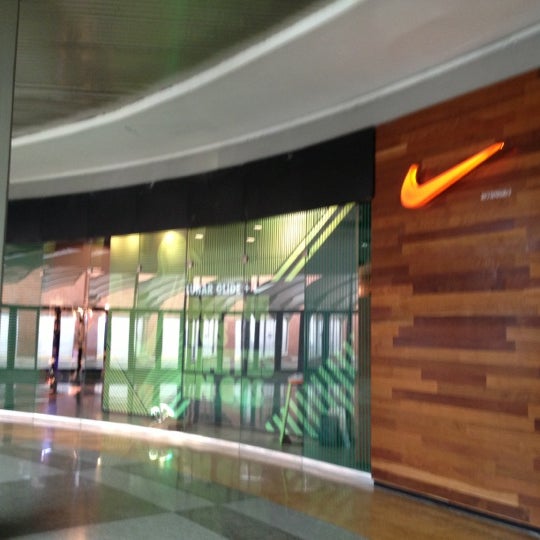 Nike Store - El Rosal - 5 de visitantes