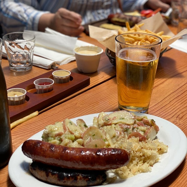 6/19/2020에 Warren L.님이 Rosamunde Sausage Grill에서 찍은 사진