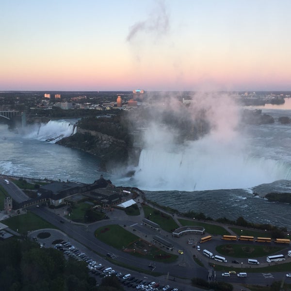 Foto diambil di Niagara Falls Marriott on the Falls oleh Ken R. pada 9/30/2017