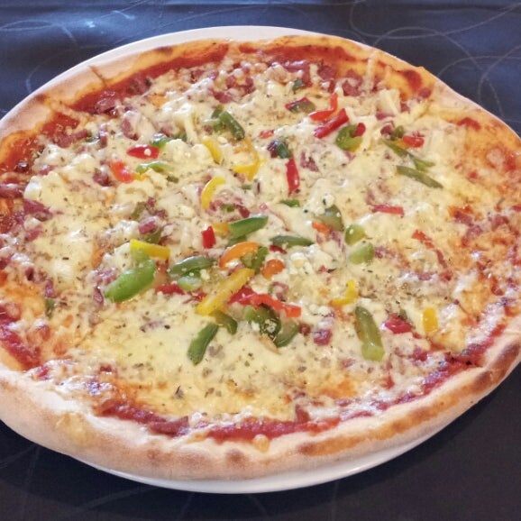 Пицца сервис павловская ул 55а фото Pizza mit Salami, Speck, Hackfleisch, Paprika und Peperoni von Pavone Pizza-Serv