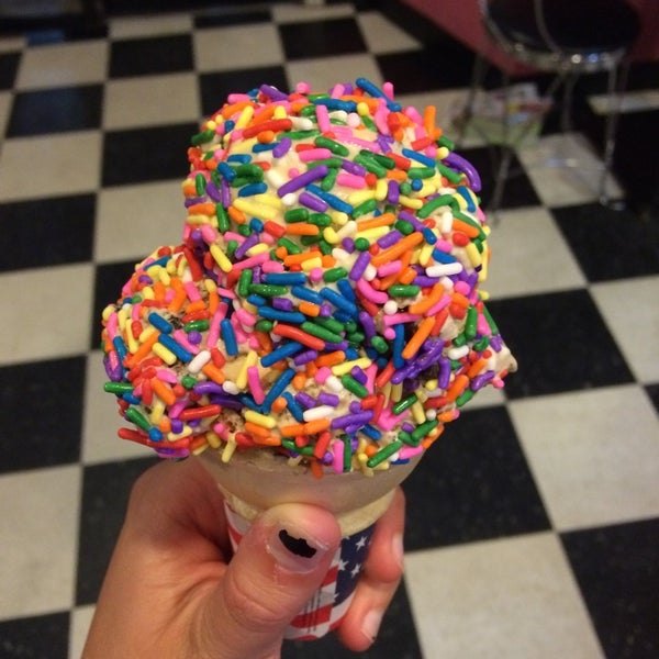 Foto tomada en Katie&#39;s Homemade Ice Cream  por Megan G. el 8/8/2014