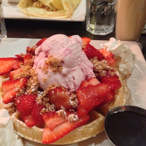 Foto tomada en Spin Dessert Cafe  por Goldie☠ T. el 5/11/2014