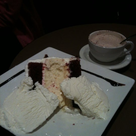 Foto tomada en Spin Dessert Cafe  por Goldie☠ T. el 11/3/2012