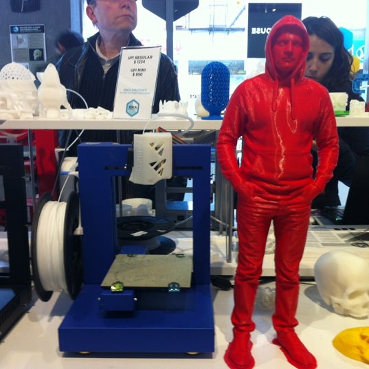 Foto scattata a 3DEA: 3D Printing Pop Up Store da Lauren A. il 12/18/2012