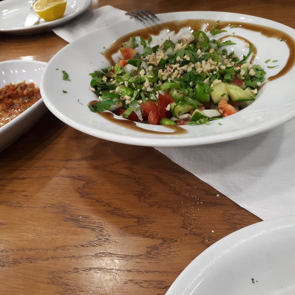 Das Foto wurde bei Şanlıurfa İskender Kebap Restaurant von Kelebek C. am 11/6/2018 aufgenommen