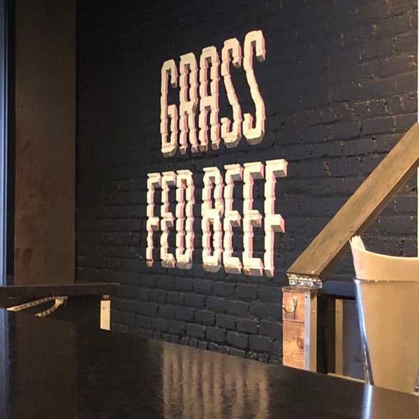 2/6/2018 tarihinde Kim A.ziyaretçi tarafından DMK Burger Bar'de çekilen fotoğraf