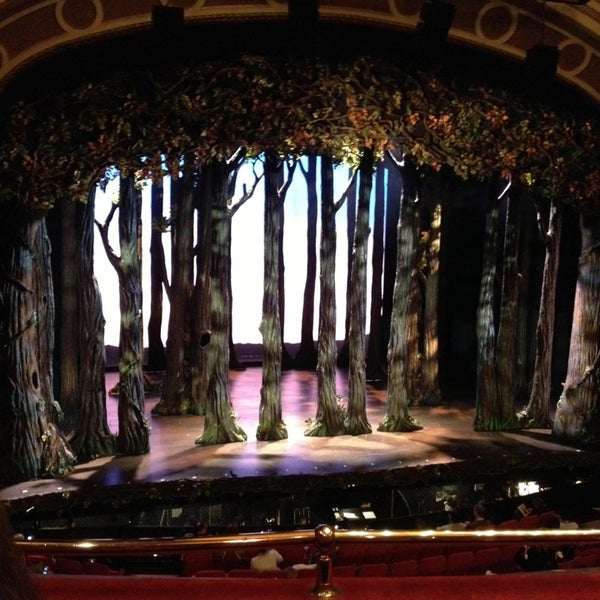 2/2/2013 tarihinde Sw W.ziyaretçi tarafından Cinderella on Broadway'de çekilen fotoğraf