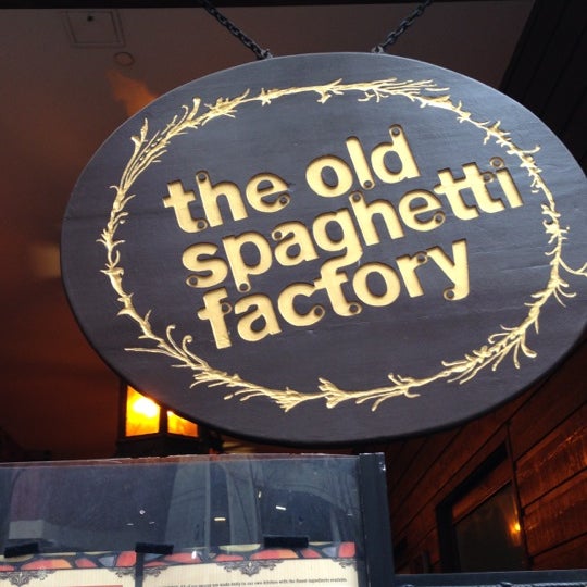 รูปภาพถ่ายที่ The Old Spaghetti Factory โดย Steve W. เมื่อ 12/16/2012