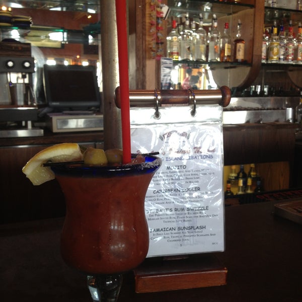 Foto diambil di Buster&#39;s Beachhouse Grill &amp; Longboard Bar oleh Lorena O. pada 5/18/2013