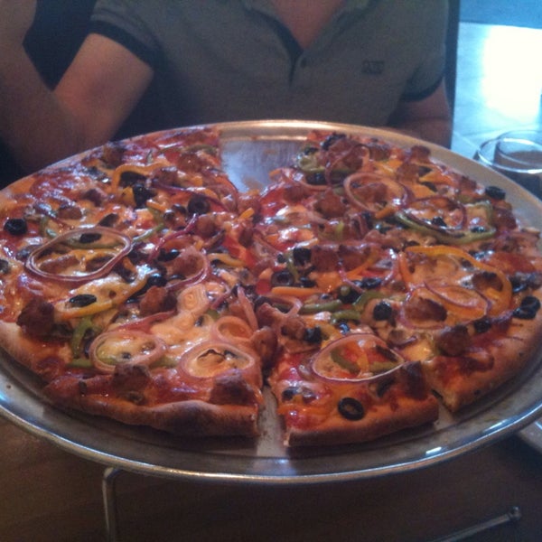 4/27/2014에 Kevin H.님이 Pinocchio&#39;s Pizza에서 찍은 사진